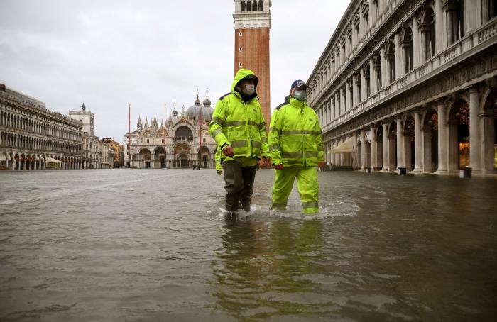 Venecia no activa sus diques por falta de previsión y se inunda por un temporal