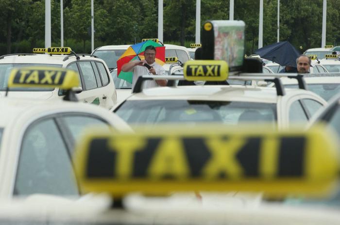 Madrid quiere 'uberizar' el taxi: precios prefijados, tarifas únicas y viajes compartidos