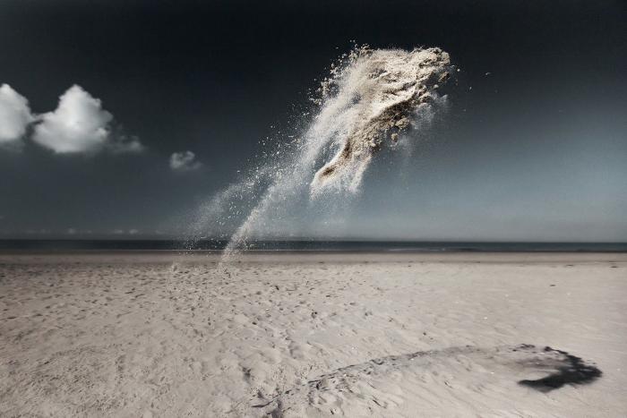 Una fotógrafa captura retratos de ‘criaturas de arena' que desafían la gravedad