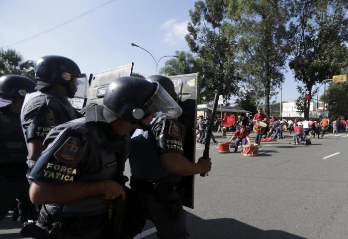 Copa del Mundo 2014: La Policía brasileña carga en Sao Paulo contra manifestantes contrarios al Mundial
