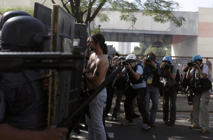 Copa del Mundo 2014: La Policía brasileña carga en Sao Paulo contra manifestantes contrarios al Mundial