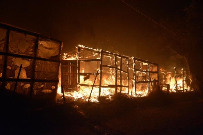 Nuevos incendios consumen las ruinas del campo de refugiados de Moria