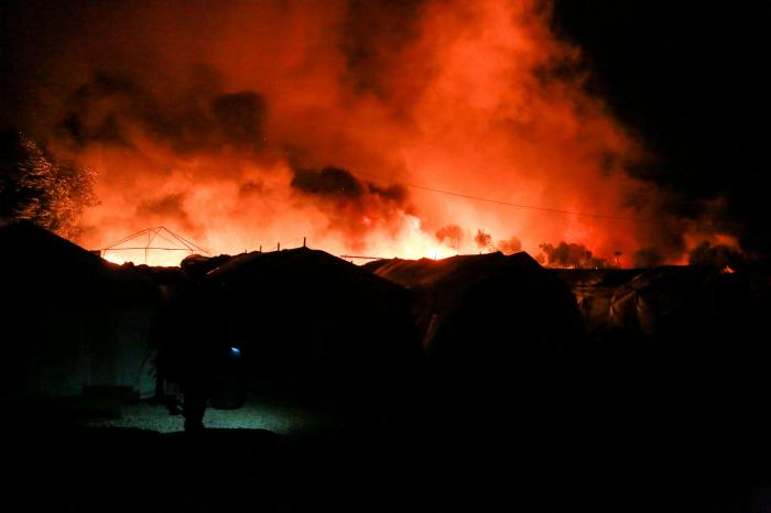 La policía griega detiene a cinco migrantes por el incendio del campo de Moria