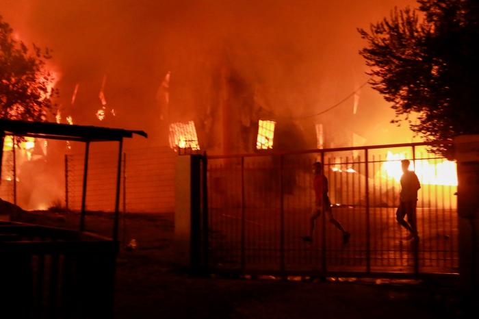 Nuevos incendios consumen las ruinas del campo de refugiados de Moria