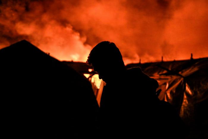 El fuego destruye el campo de refugiados de Moria (Grecia) dejando sin techo a miles de personas
