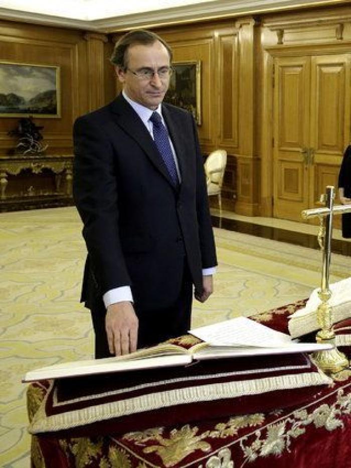 Alfonso Alonso elige jurar su cargo de ministro de Sanidad ante un crucifijo