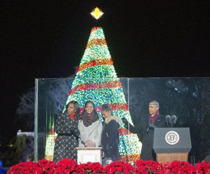 El extraño look de Melania Trump para decorar los árboles de Navidad de la Casa Blanca