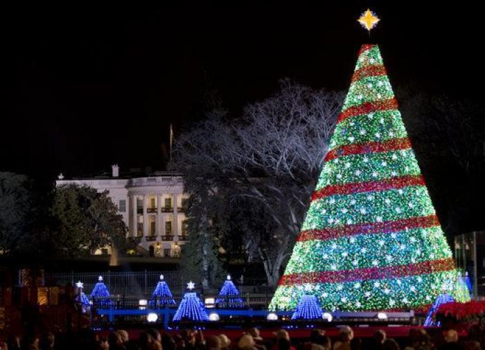 El extraño look de Melania Trump para decorar los árboles de Navidad de la Casa Blanca