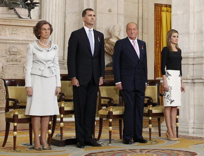 Diez imágenes de la firma de la abdicación del rey Juan Carlos