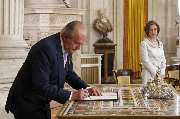 Diez imágenes de la firma de la abdicación del rey Juan Carlos