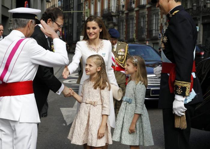 Reina Letizia: vestido en la coronación de Felipe VI (FOTOS)