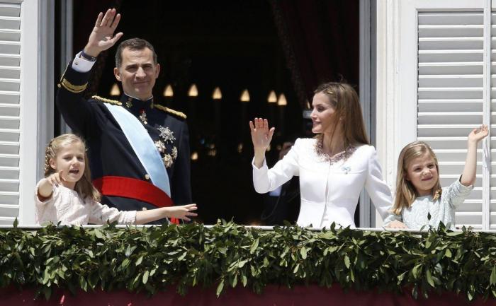 Caricia de Letizia a Felipe VI: momentazos de cariño de los nuevos reyes (VÍDEOS, FOTOS)