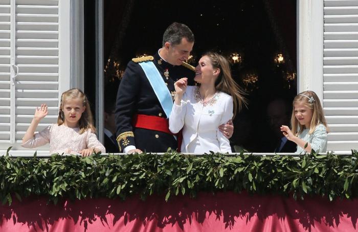 Reina Letizia: vestido en la coronación de Felipe VI (FOTOS)
