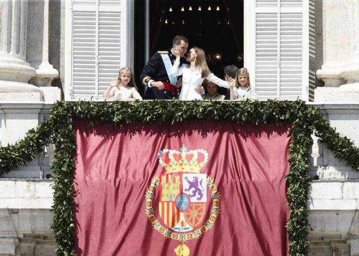 Caricia de Letizia a Felipe VI: momentazos de cariño de los nuevos reyes (VÍDEOS, FOTOS)