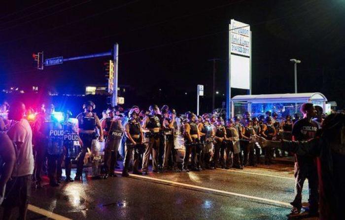 Decenas de detenidos en una nueva jornada de protestas en Ferguson