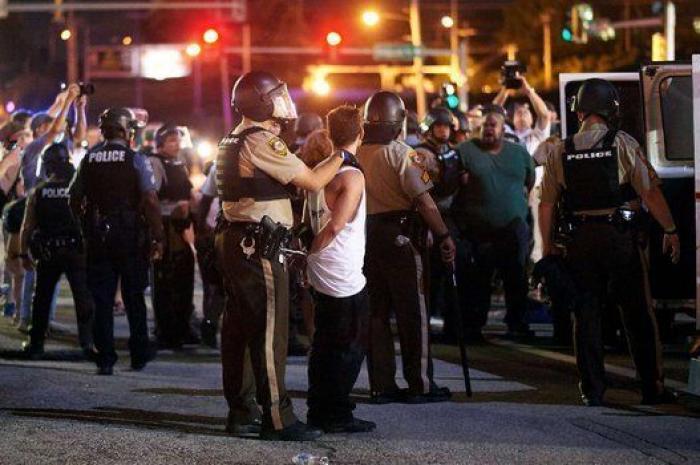 Decenas de detenidos en una nueva jornada de protestas en Ferguson