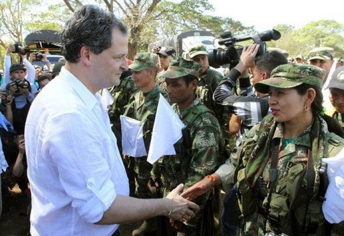 Gobierno y FARC proclaman el fin de 52 años de conflicto y la llegada de la paz