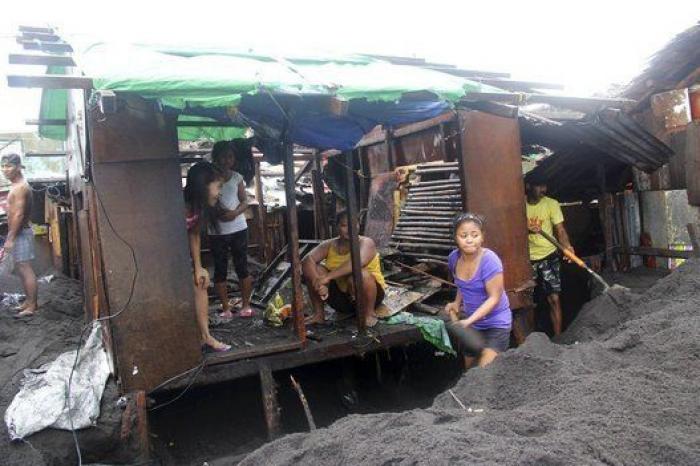 Hagupit deja a su paso por Filipinas 27 muertos, dos millones de afectados y 13.000 casas destruidas