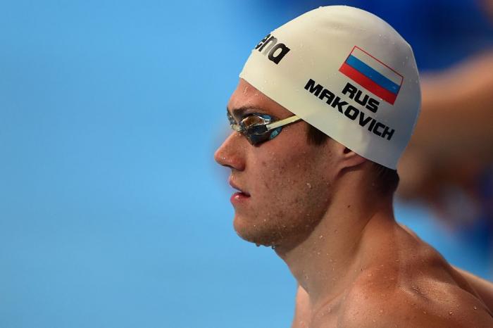 Un nadador ruso se lamenta después de que no le dejaran usar esta mascarilla en el podio
