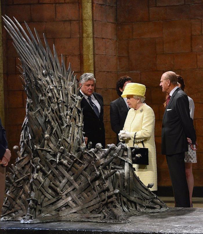Isabel II, ante el trono de hierro de Juego de Tronos (FOTOS)