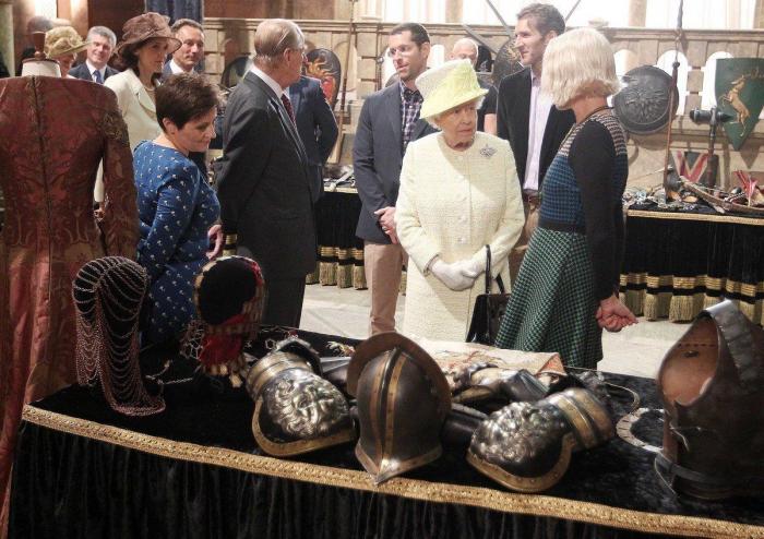 Las cámaras captan la inesperada conversación de Isabel II con un soldado