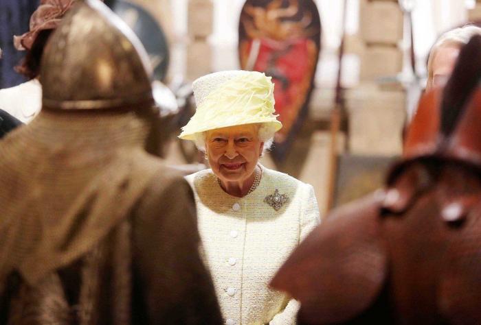 Las cámaras captan la inesperada conversación de Isabel II con un soldado