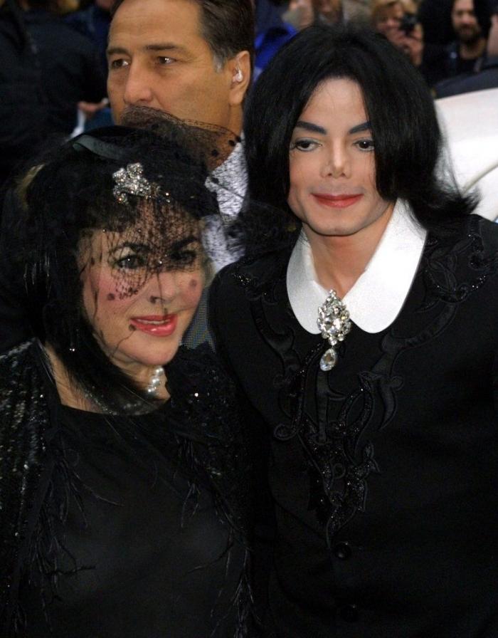 Mónica Carrillo se ríe de su parecido razonable con Michael Jackson