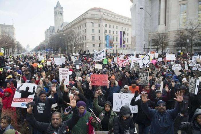 Multitudinaria protesta en Washington contra la impunidad policial (FOTOS)