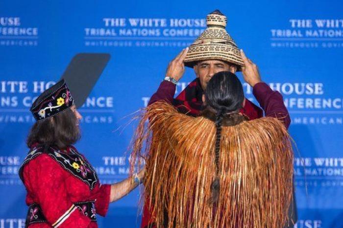 La curiosa imagen de Obama en la Conferencia de Naciones Tribales