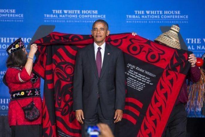 La curiosa imagen de Obama en la Conferencia de Naciones Tribales