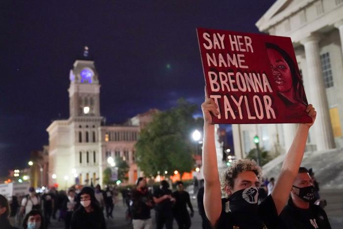 La inmunidad policial en la muerte de Breonna Taylor llena de rabia Louisville