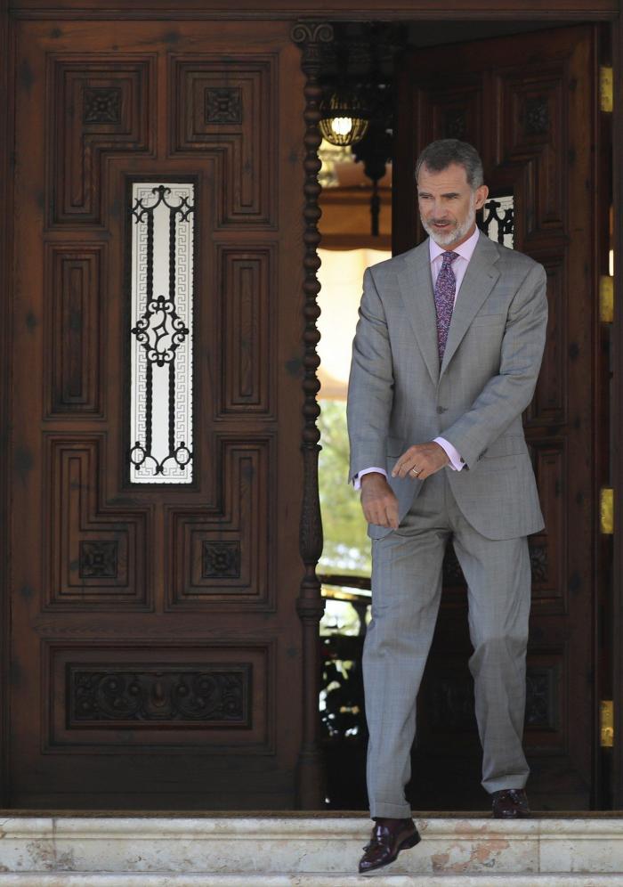 Castells ve "improcedente" la actitud del rey y cree que Garzón no debe dimitir