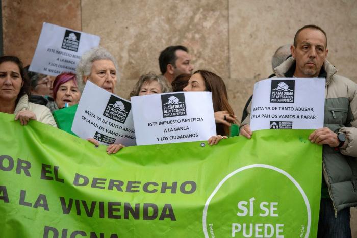 Miles de personas protestan ante el Tribunal Supremo por la sentencia de las hipotecas: "¡Ladrones!"