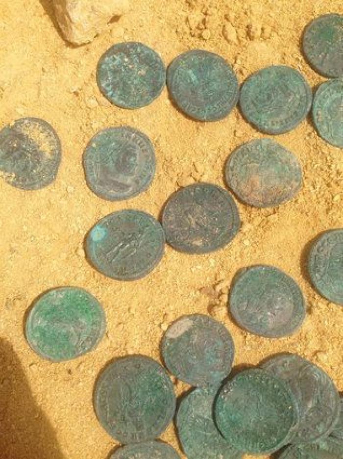 Localizan en el pueblo sevillano de Tomares ánforas con 600 kilos de monedas de bronce romanas