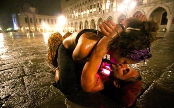 Un fotógrafo capta a gente besándose por ciudades de todo el mundo