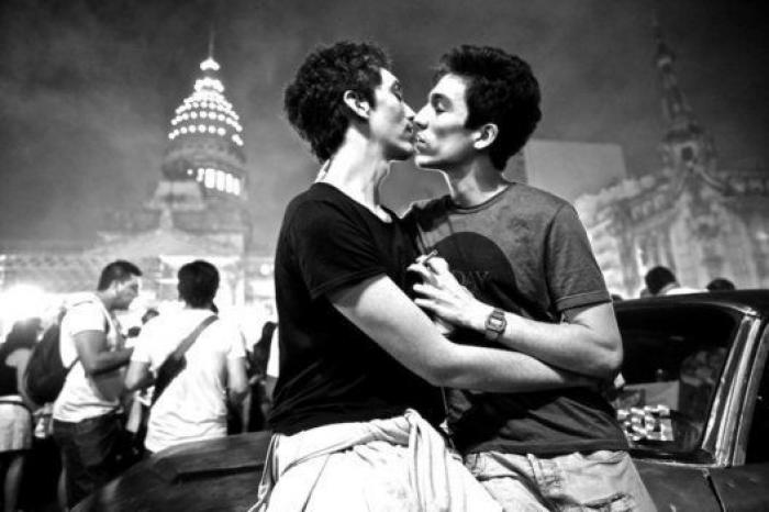 Un fotógrafo capta a gente besándose por ciudades de todo el mundo