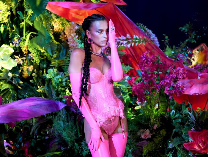 Rihanna se disculpa tras las críticas por utilizar una "narración islámica" en su desfile de lencería