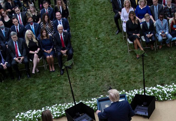 Firmando un folio en blanco: Las fotos de la Casa Blanca para demostrar que Trump está "trabajando"