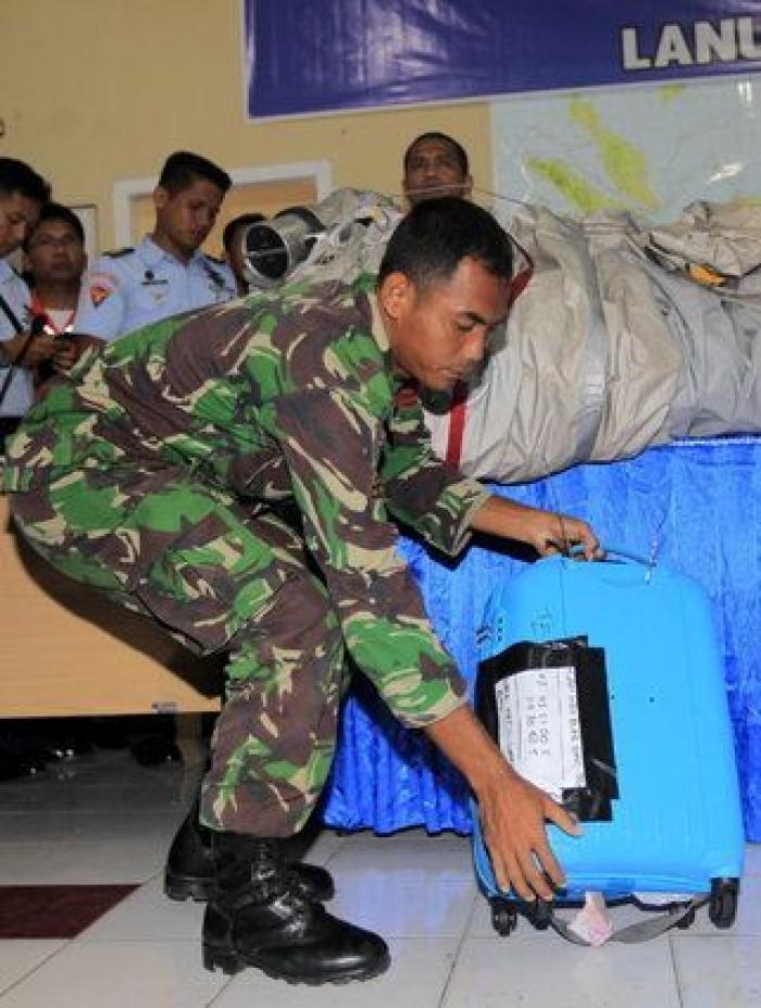 Las autoridades de Indonesia confirman que varios objetos encontrados en el mar son del avión siniestrado