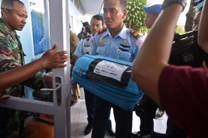 Indonesia halla bajo el mar un "gran objeto oscuro" que podría ser el avión de AirAsia