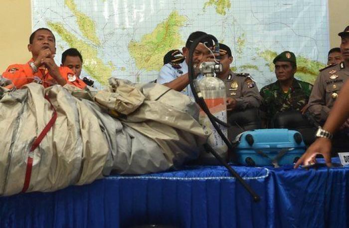 Las autoridades indonesias encuentran la cola del avión de AirAsia