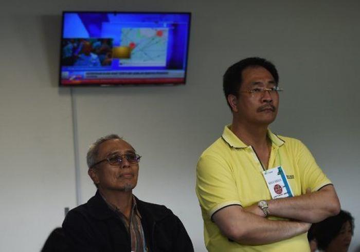 Las autoridades de Indonesia confirman que varios objetos encontrados en el mar son del avión siniestrado