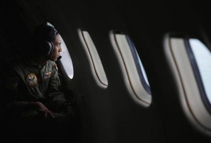 Las autoridades indonesias encuentran la cola del avión de AirAsia