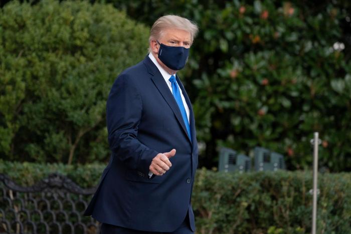 El jefe de Gabinete de la Casa Blanca se niega a hablar con la prensa al pedirle que no se quite la mascarilla