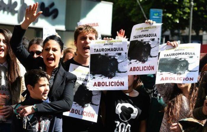 Taurinos y antitaurinos protestan en Valencia (FOTOS)