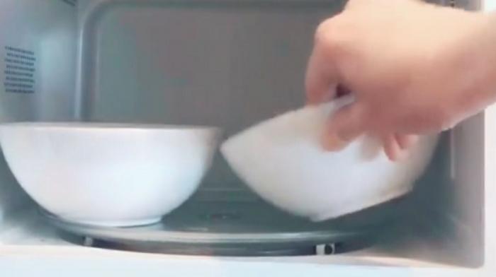 El sencillo truco para evitar que el líquido que no cae en la sartén gotee en la encimera