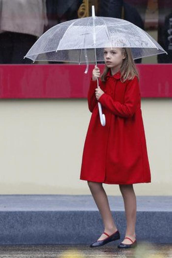ASÍ es el paraguas que ha llevado Cifuentes al desfile del 12 de octubre