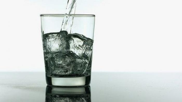 Esto es lo que le pasa a tu cuerpo y a tu cerebro cuando no bebes suficiente agua