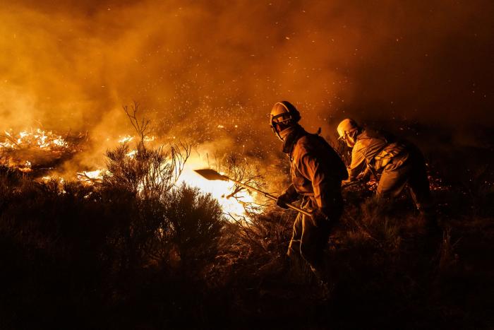 El incendio de Pujerra sigue sin control en medio de una incesante lucha contra las llamas