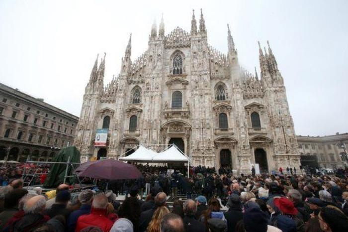 Multitudinario último adiós a Dario Fo en Milán (FOTOS)